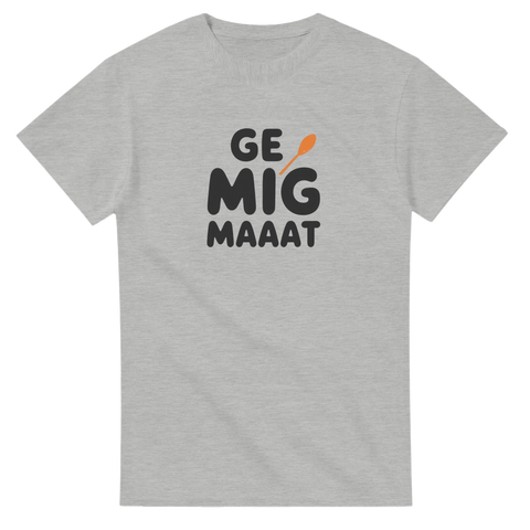 Humoristisk text 'GE MIG MAAAT' med orange sked på grå t-shirt.