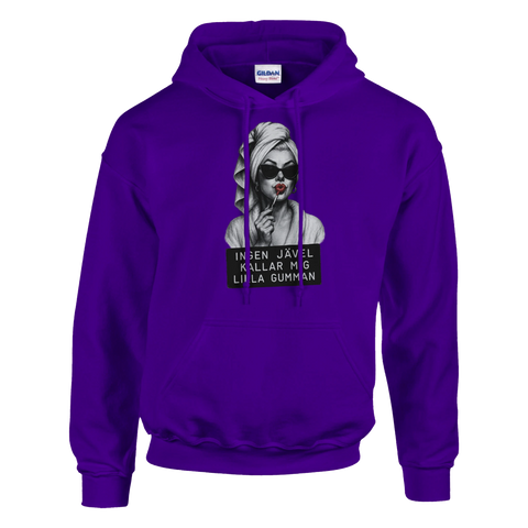 Marilyn Monroe-inspirerad kvinna med solglasögon, rött läppstift, text "Ingen jävel kallar mig lilla gumman" på lila hoodie.