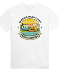 Böda Camping" tryck med husvagn, öl, solhatt, text "BEHÖVER INGEN TERAPI" på vit t-shirt.