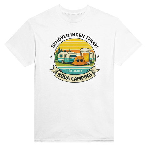 Böda Camping" tryck med husvagn, öl, solhatt, text "BEHÖVER INGEN TERAPI" på vit t-shirt.