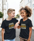 Cool Kids Club" text med stjärnor och smileys på svart barnt-shirt.