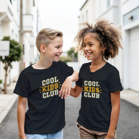 Cool Kids Club" text med stjärnor och smileys på svart barnt-shirt.