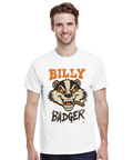 Man bär vit t-shirt med provokativt och lekfullt grävlingsmotiv