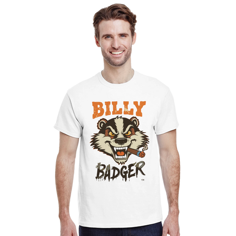 Man bär vit t-shirt med provokativt och lekfullt grävlingsmotiv