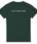 Mörkgrön t-shirt med diskret brösttryck I Just Work Here för jobbet