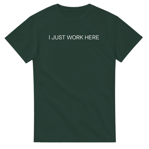 Mörkgrön t-shirt med diskret brösttryck I Just Work Here för jobbet