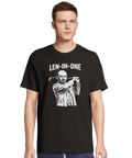Man bär t-shirt med satirisk ordvits och grafiskt porträtt av Lenin