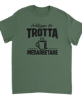 Satirisk text "Avdelningen för TRÖTTA MEDARBETARE" med kaffekopp på mörkgrön t-shirt.