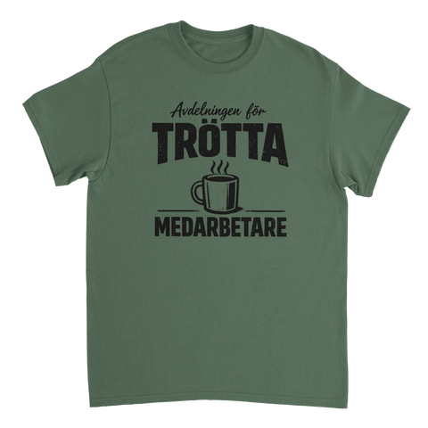 Satirisk text "Avdelningen för TRÖTTA MEDARBETARE" med kaffekopp på mörkgrön t-shirt.