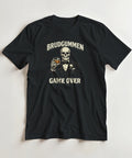 Mörkt humoristiskt tryck med texten Brudgummen Game Over på tröja