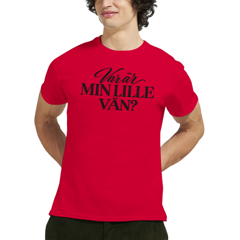 Modell i röd t-shirt med texten ”Var är min lille vän?”.