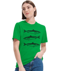 Makrillstim i svart linjekonst på grön premium t-shirt, bärs av kvinna.