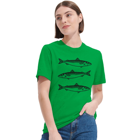 Makrillstim i svart linjekonst på grön premium t-shirt, bärs av kvinna.