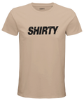 Svart, sliten "SHIRTY" logga på beige premium herr-t-shirt i streetwear-stil.