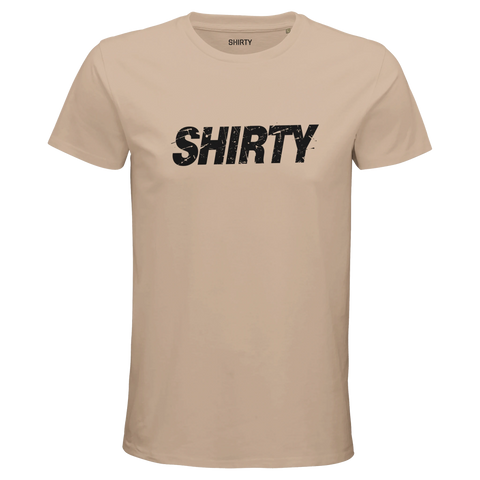 Svart, sliten "SHIRTY" logga på beige premium herr-t-shirt i streetwear-stil.
