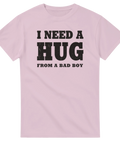 Ljusrosa t-shirt med kaxigt citat-tryck I need a hug from a bad boy
