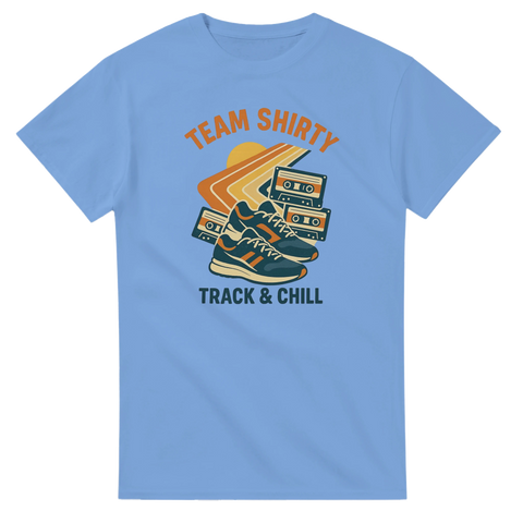 Tryck av Team Shirty Track & Chill. Skarpa linjer och minimalistisk finish.