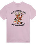 Ljusrosa t-shirt med en hjort, flaska och texten ”Det blev bara ren sprit – men hjort är hjort”.