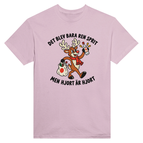 Ljusrosa t-shirt med en hjort, flaska och texten ”Det blev bara ren sprit – men hjort är hjort”.