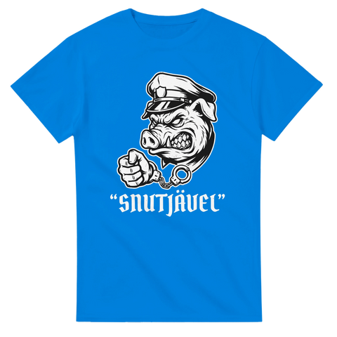 Snutjävel" text med tecknat argt grisansikte i polismössa, handfängsel, på blå t-shirt.