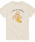 Charmigt bananmotiv med leende ansikte och humoristisk text – naturvit t-shirt