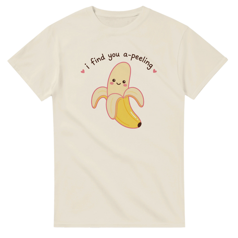 Charmigt bananmotiv med leende ansikte och humoristisk text – naturvit t-shirt