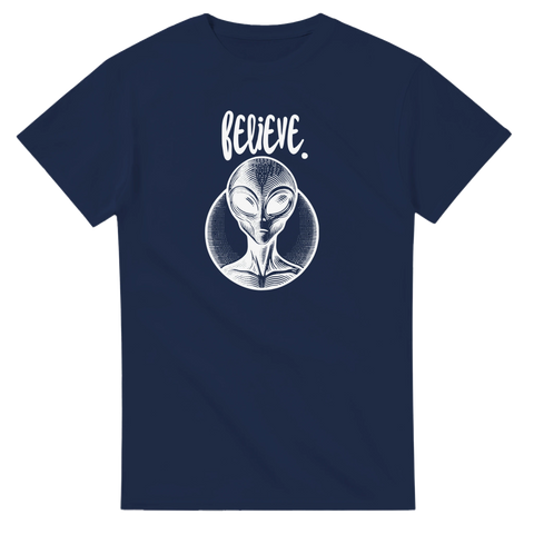 Marinblå t-shirt med ett detaljerat rymdmotiv av en alien i retrostil