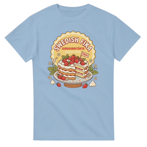 Jordgubbstårta med text "Swedish Fika" och "Summer Treat" på ljusblå t-shirt.