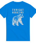 Vandringsbjörn och texten "TYPISKT NORRLAND" i vitt på en klarblå t-shirt.