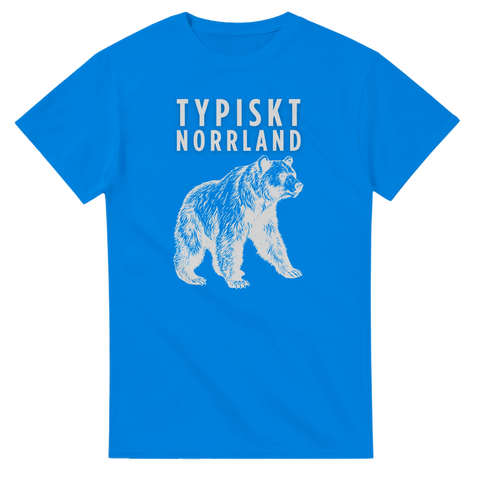 Vandringsbjörn och texten "TYPISKT NORRLAND" i vitt på en klarblå t-shirt.