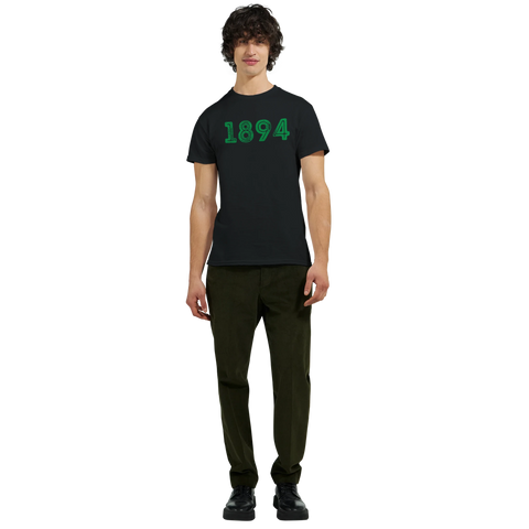 Man bär svart t-shirt med grönt 1894-tryck framifrån