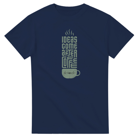 Ideas come after coffee" text i grågrönt med kaffekopp och ånga på marinblå t-shirt.