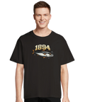Man i svart oversized t-shirt med grafiskt makrillmotiv i streetwear-stil