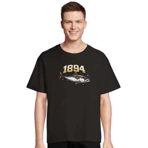 Man i svart oversized t-shirt med grafiskt makrillmotiv i streetwear-stil