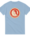 Satiriskt "Caucasians" logga med profil av man med långt hår på ljusblå t-shirt, retrostil.