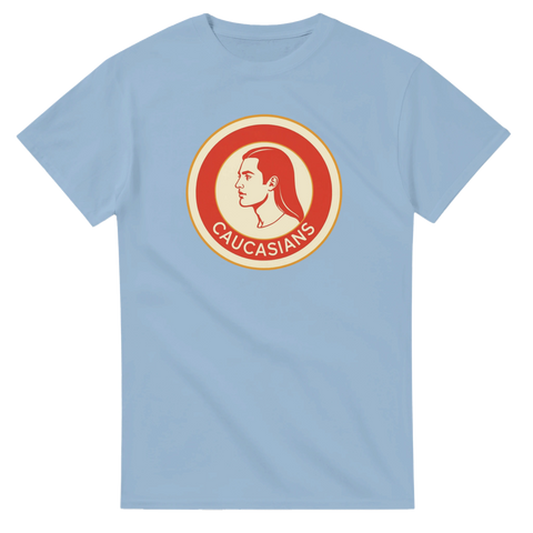 Satiriskt "Caucasians" logga med profil av man med långt hår på ljusblå t-shirt, retrostil.