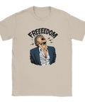 Skrikande man i kostym med texten "FREEEEDOM" på beige t-shirt.