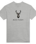 Stiliserat hjorthuvud med texten "BUCK FUDDY" på grå t-shirt, minimalistisk och humoristisk design.