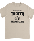 Beige t-shirt med roligt citat om arbetslivet och en rykande kaffekopp