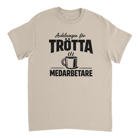 Beige t-shirt med roligt citat om arbetslivet och en rykande kaffekopp