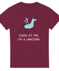 Söt tecknad enhörning med vingar och text på en vinröd t-shirt.
