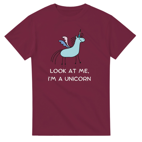 Söt tecknad enhörning med vingar och text på en vinröd t-shirt.