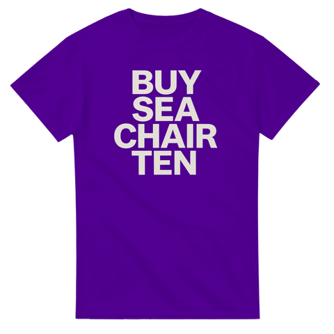 Lila t-shirt med texten BUY SEA CHAIR TEN i fyra rader.