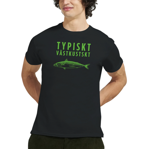 Grön makrill och text "TYPISKT VÄSTKUSTSKT" på svart t-shirt.
