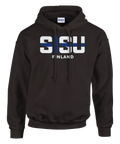Sisu Finland-tryck med vit text och blått kors på mörkbrun hoodie.