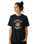 Kvinna bär en svart t-shirt med en ironisk och uttrycksfull karaktärsdesign