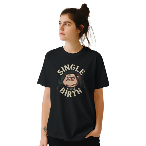 Kvinna bär en svart t-shirt med en ironisk och uttrycksfull karaktärsdesign