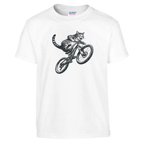 Cool katt på cykel i actionfyllt tryck på vit t-shirt för barn