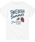 Handritat motiv med jordgubbar och texten Swedish Summer – vit t-shirt