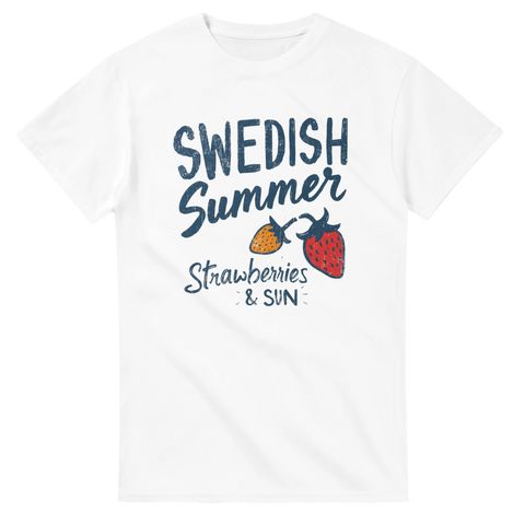 Handritat motiv med jordgubbar och texten Swedish Summer – vit t-shirt